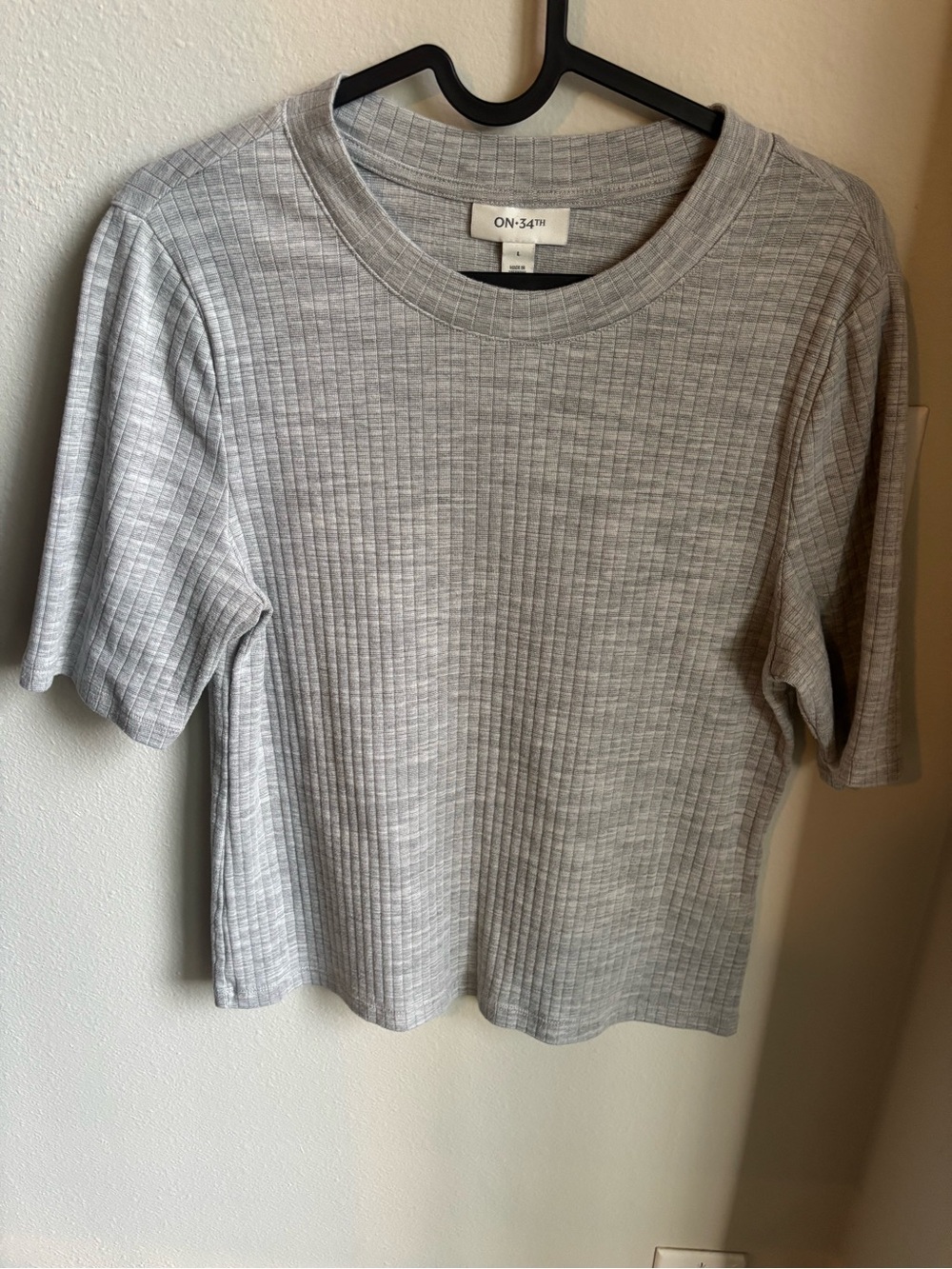ON 34th women’s Gray Ribbed Short Sleeve Tee size Large